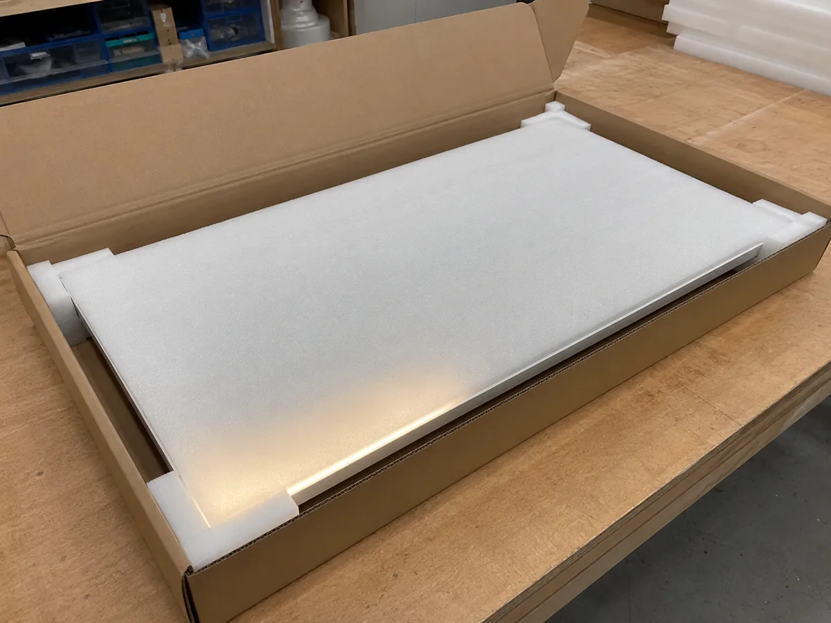 導光板を保護材と共に段ボール箱へ梱包した出荷前の製作イメージ