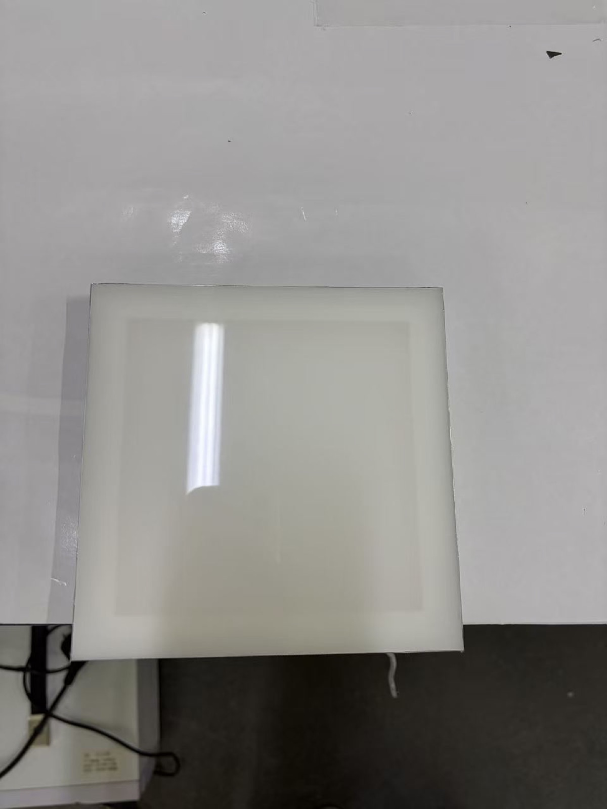 正方形の導光板が点灯し、面全体が均一に発光している様子