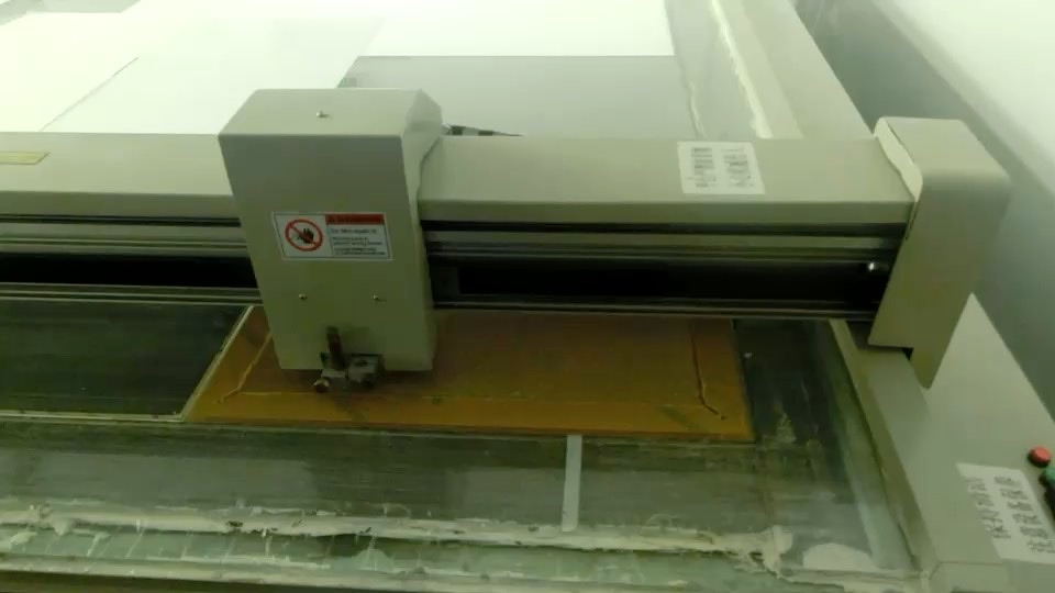 Vカット加工機が導光板を加工している様子